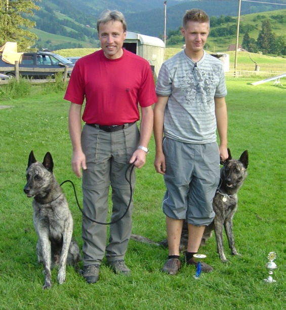 Man beachte wie Whisper sich hinter Patrik vor Papi versteckt